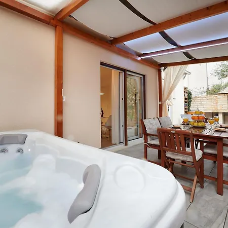 Boris St - Two Bedroom With Terrace And Jacuzzi * Trogir
