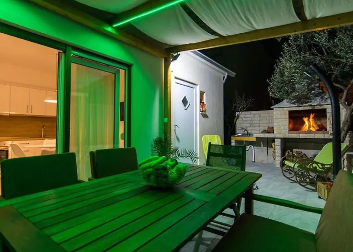 Boris St - Two Bedroom With Terrace And Jacuzzi * Trogir