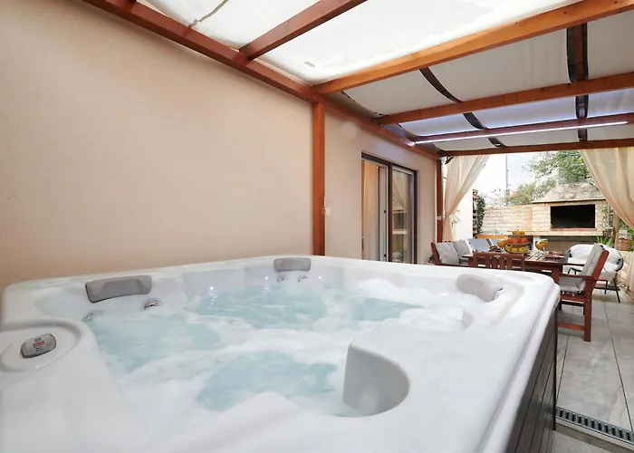 Apartment Boris St - Two Bedroom With Terrace And Jacuzzi Trogir