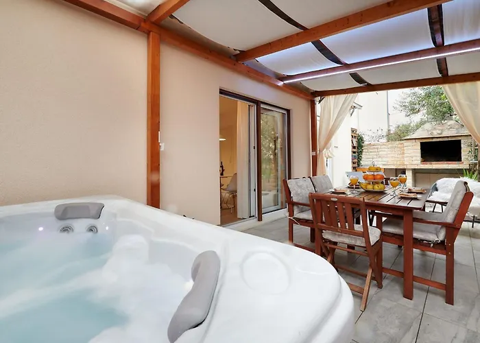 Boris St - Two Bedroom With Terrace And Jacuzzi * Trogir