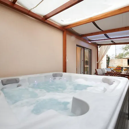 Apartment Boris St - Two Bedroom With Terrace And Jacuzzi Trogir