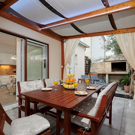 Boris St - Two Bedroom With Terrace And Jacuzzi Daire Trogir