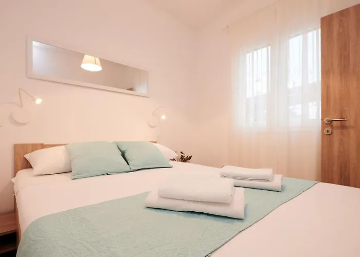 Lägenhet Boris St - Two Bedroom With Terrace And Jacuzzi Trogir