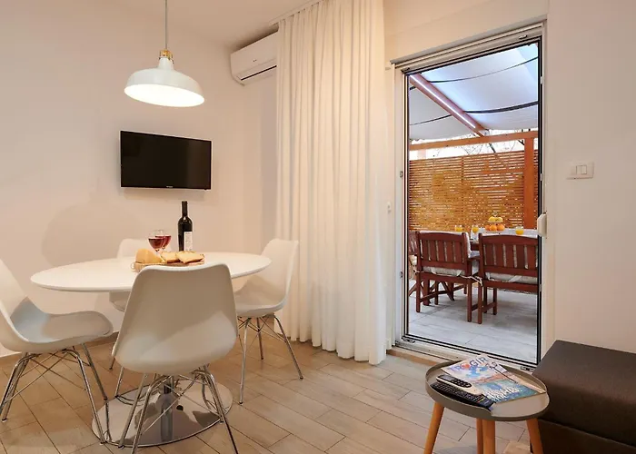 Boris St - Two Bedroom With Terrace And Jacuzzi Lägenhet