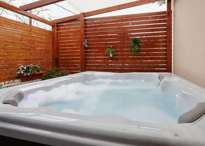 Boris St - Two Bedroom With Terrace And Jacuzzi * Trogir